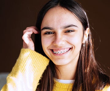 Aparelhos ortodônticos econômicos de todos os tipos para corrigir seu sorriso